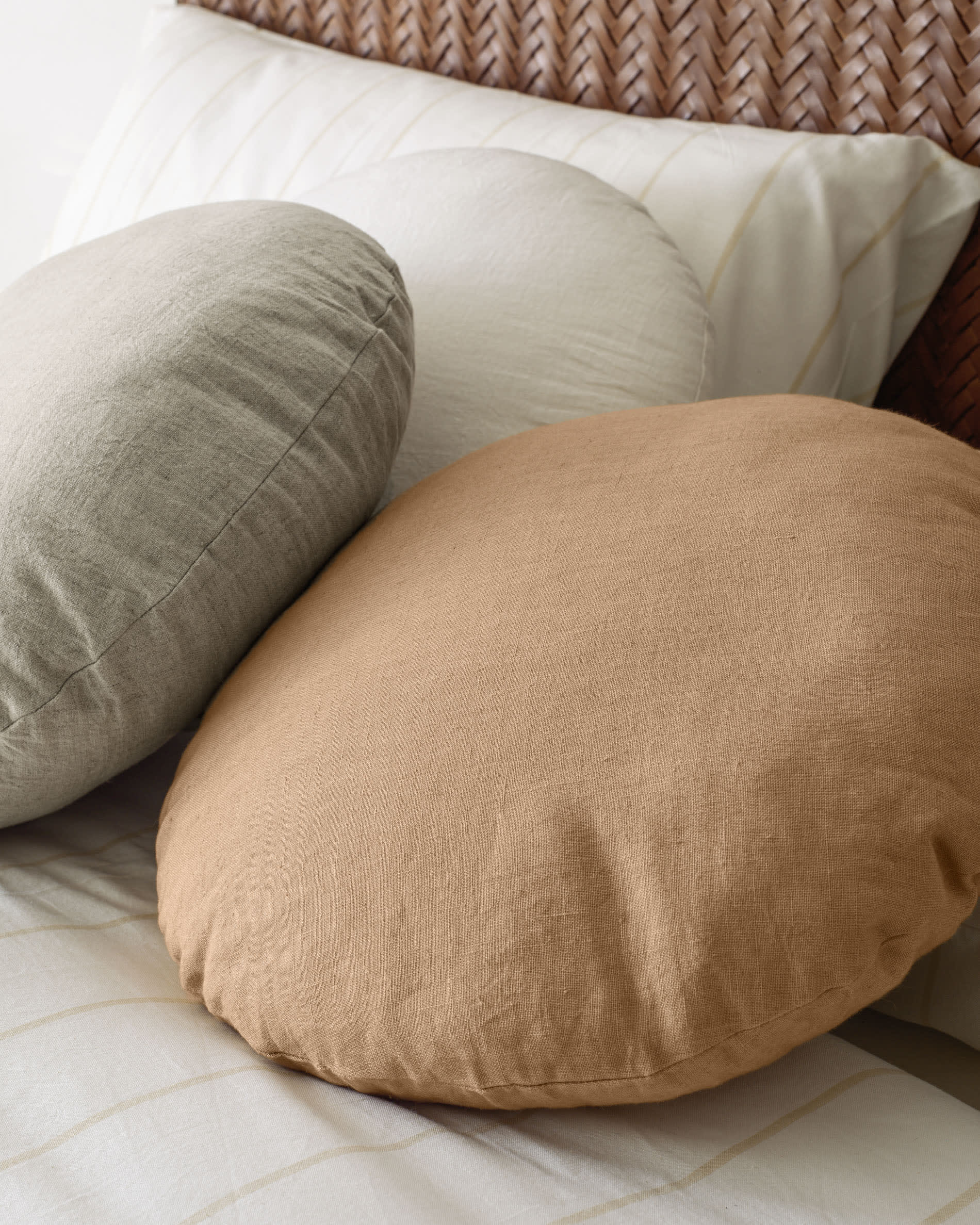 Komfortable Kissenfüllung Ø 45 cm von Kave Home, perfekt für Ihre Bezüge, langlebig, weich und hochwertig verarbeitet.