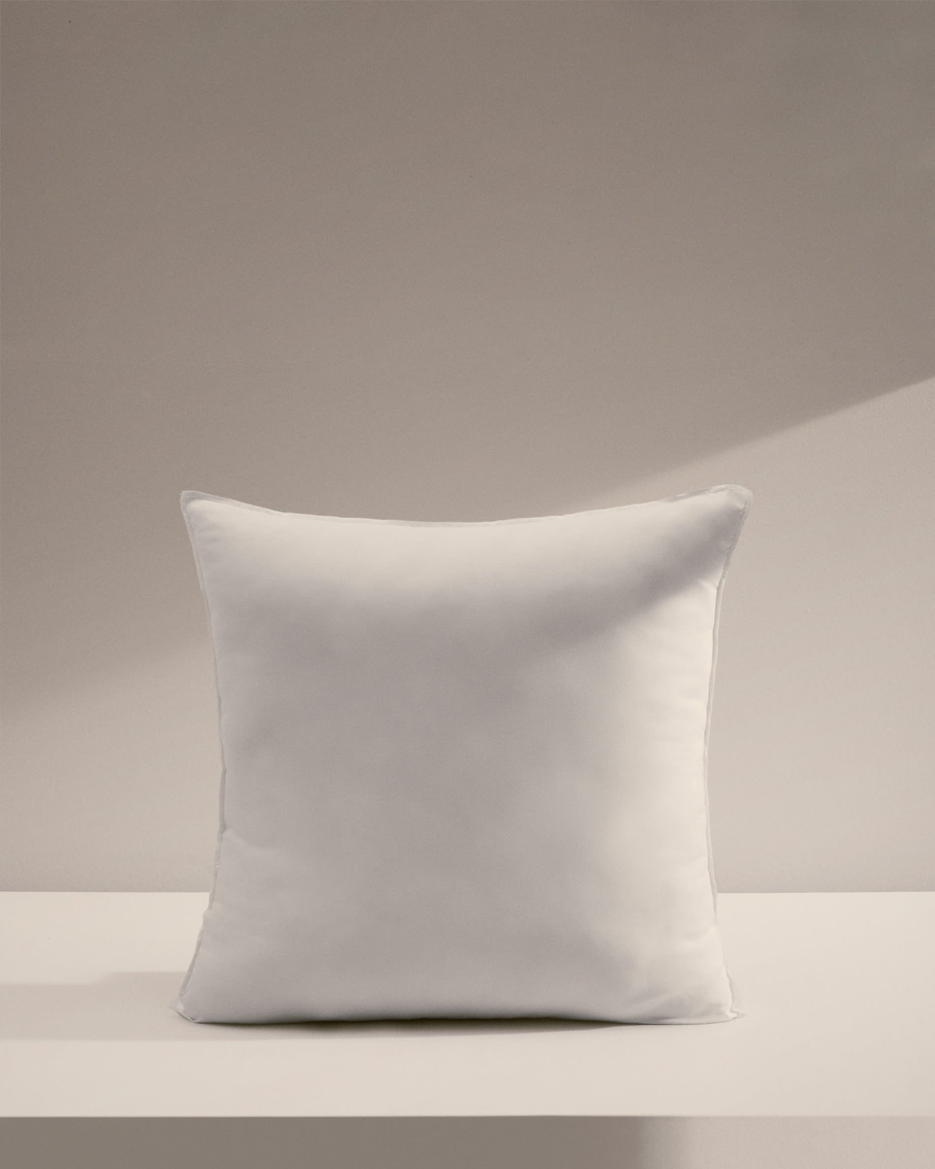 Weiche und bequeme Kissenfüllung von Kave Home, 50x50 cm, ideal für dekorative Kissen und gemütliche Wohnräume.