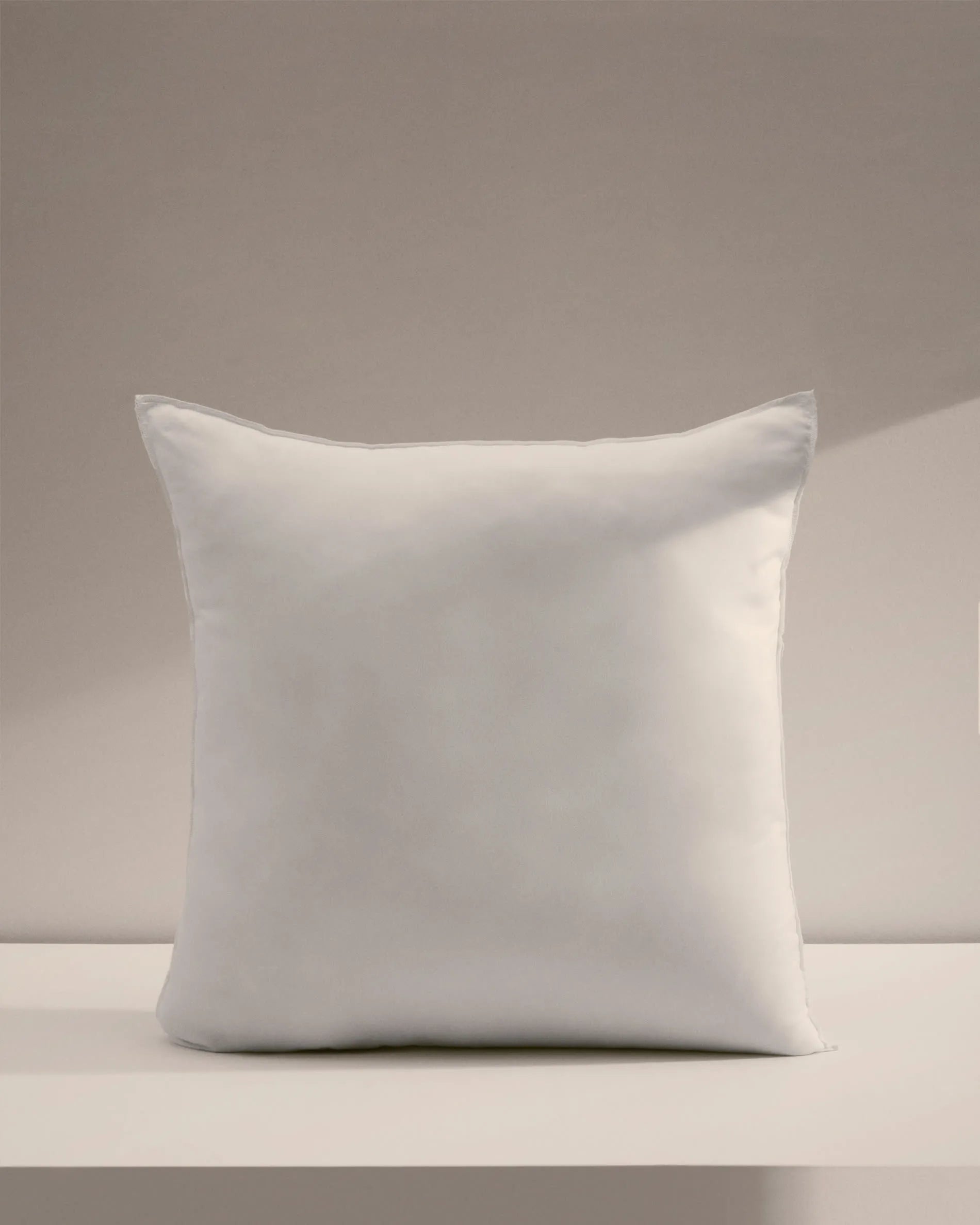 Die Kave Home Fluff Kissenfüllung 60x60 cm sorgt für optimalen Komfort, ist hochwertig verarbeitet und perfekt für Ihre Kissen.