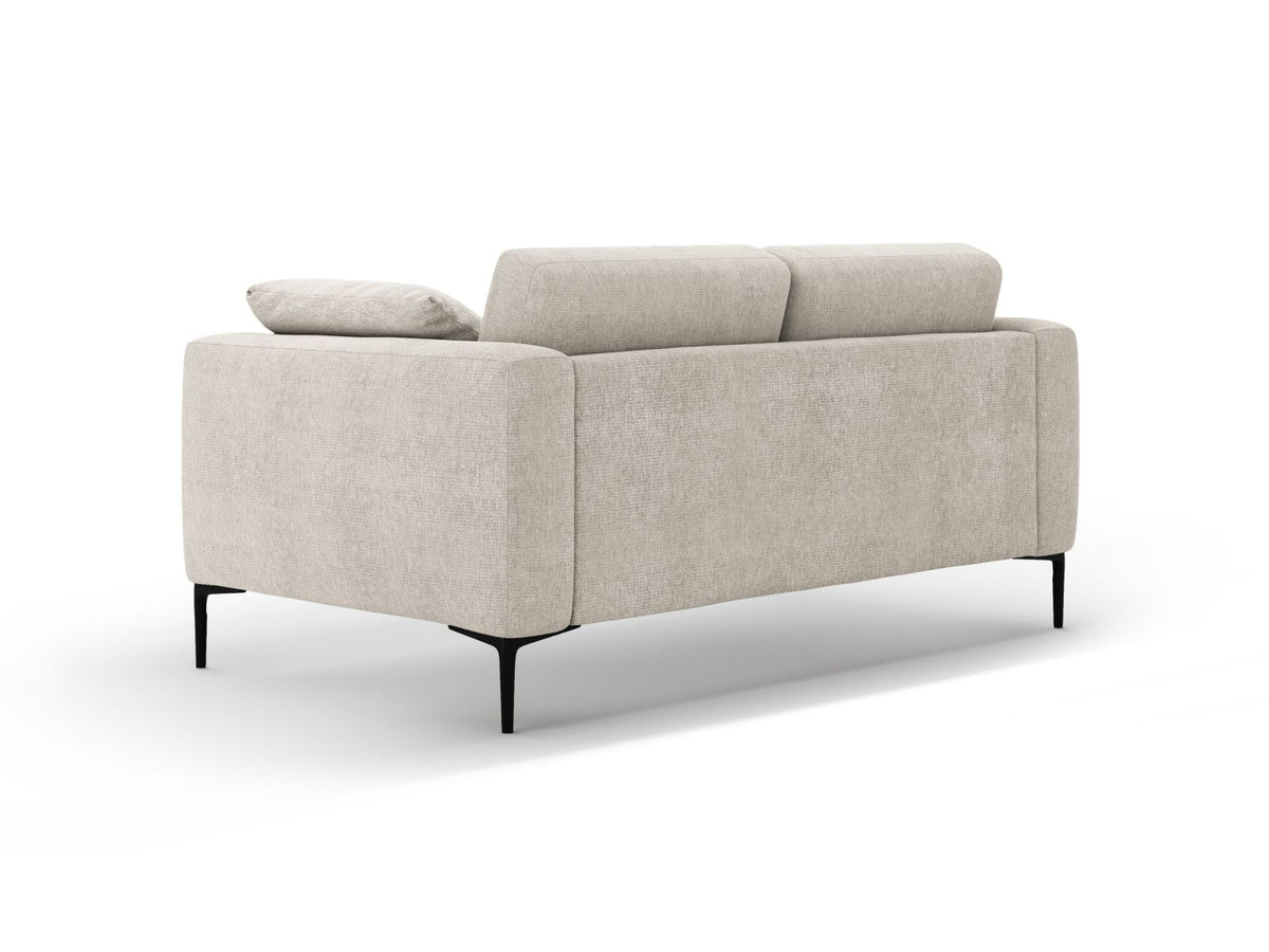 Beige Lazio 2-Sitzer Sofa von Cosmopolitan Design mit Sorella-Stoffbezug, Massivholzrahmen und schwarzen Metallbeinen im Studio.