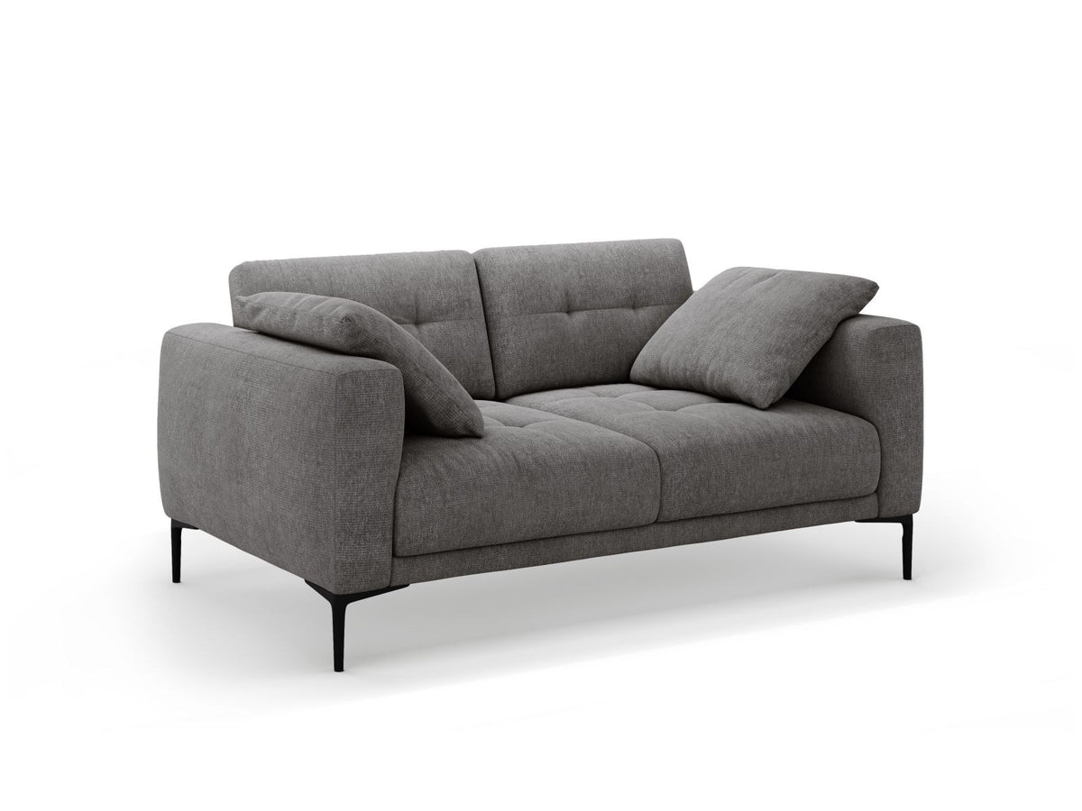 Beige Lazio 2-Sitzer Sofa von Cosmopolitan Design mit Sorella-Stoffbezug, Massivholzrahmen und schwarzen Metallbeinen im Studio.