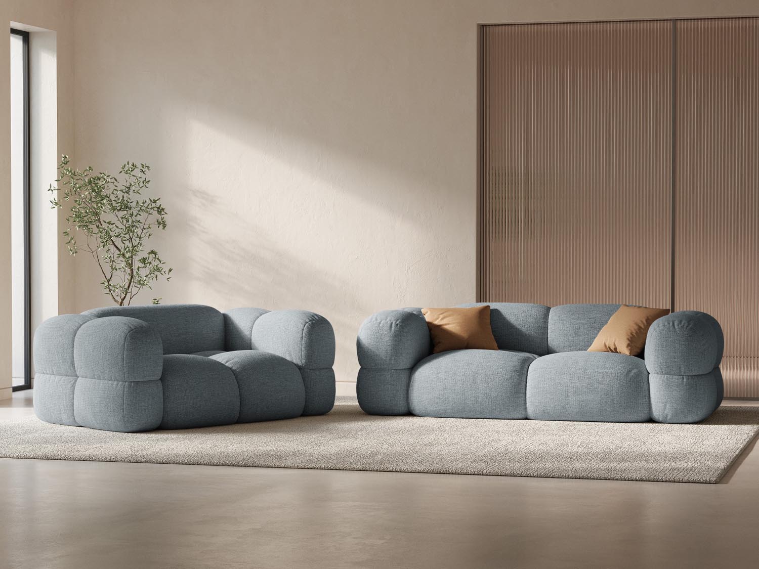 Elegantes Loretto 2-Sitzer Sofa in Pastellblau, ideal für moderne Wohnräume, präsentiert in stilvollem Ambiente.