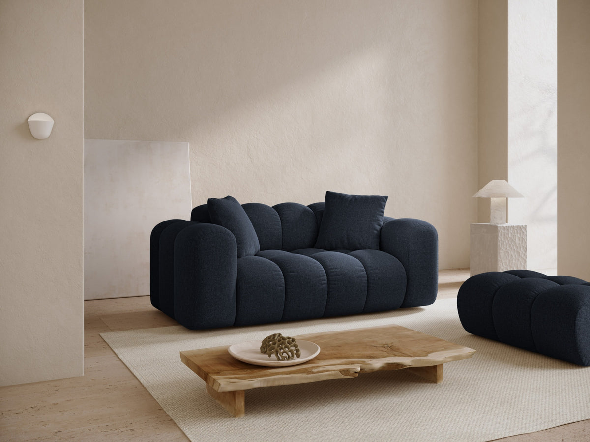 2-Sitzer Sofa Treno in Navy Blue-Eden präsentiert im Onlineshop von KAQTU Design AG. 2er Sofa ist von Cosmopolitan Design
