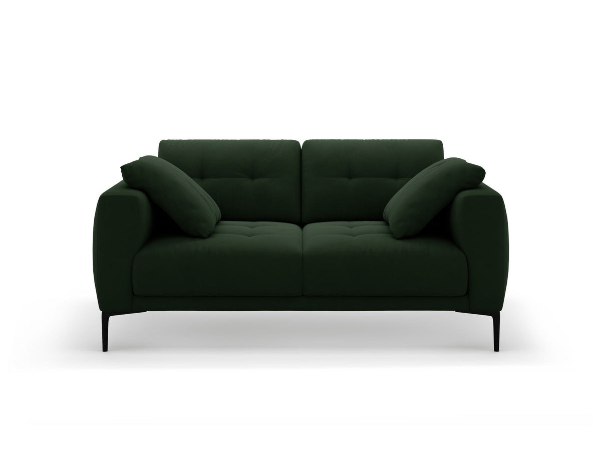 Beige Samt-Sofa Lazio mit zwei Sitzplätzen, Massivholzrahmen, schwarzen Metallbeinen und gepolsterter Rückenlehne aus Samtstoff.