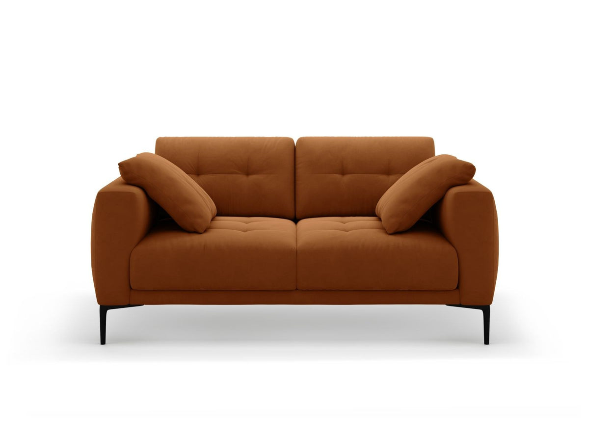 Beige Samt-Sofa Lazio mit zwei Sitzplätzen, Massivholzrahmen, schwarzen Metallbeinen und gepolsterter Rückenlehne aus Samtstoff.