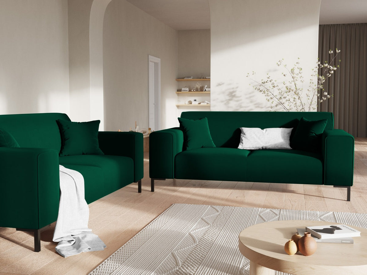 Zweisitzer-Sofa Siena in Beige-Salvador-Samt mit schwarzen Kunststoffbeinen, gepolsterter Sitzfläche und niedriger Rückenlehne, Frontansicht.