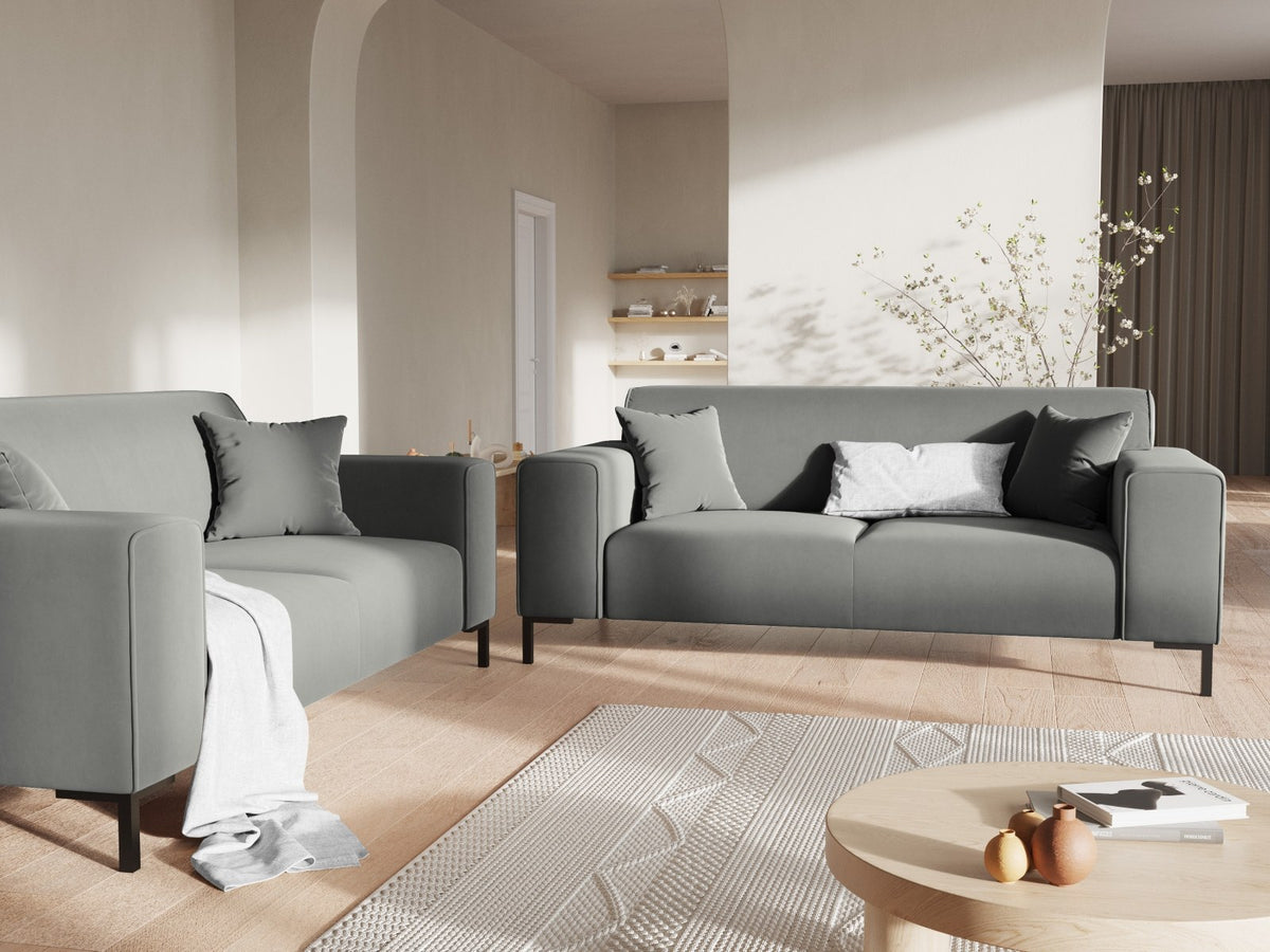 Zweisitzer-Sofa Siena in Beige-Salvador-Samt mit schwarzen Kunststoffbeinen, gepolsterter Sitzfläche und niedriger Rückenlehne, Frontansicht.