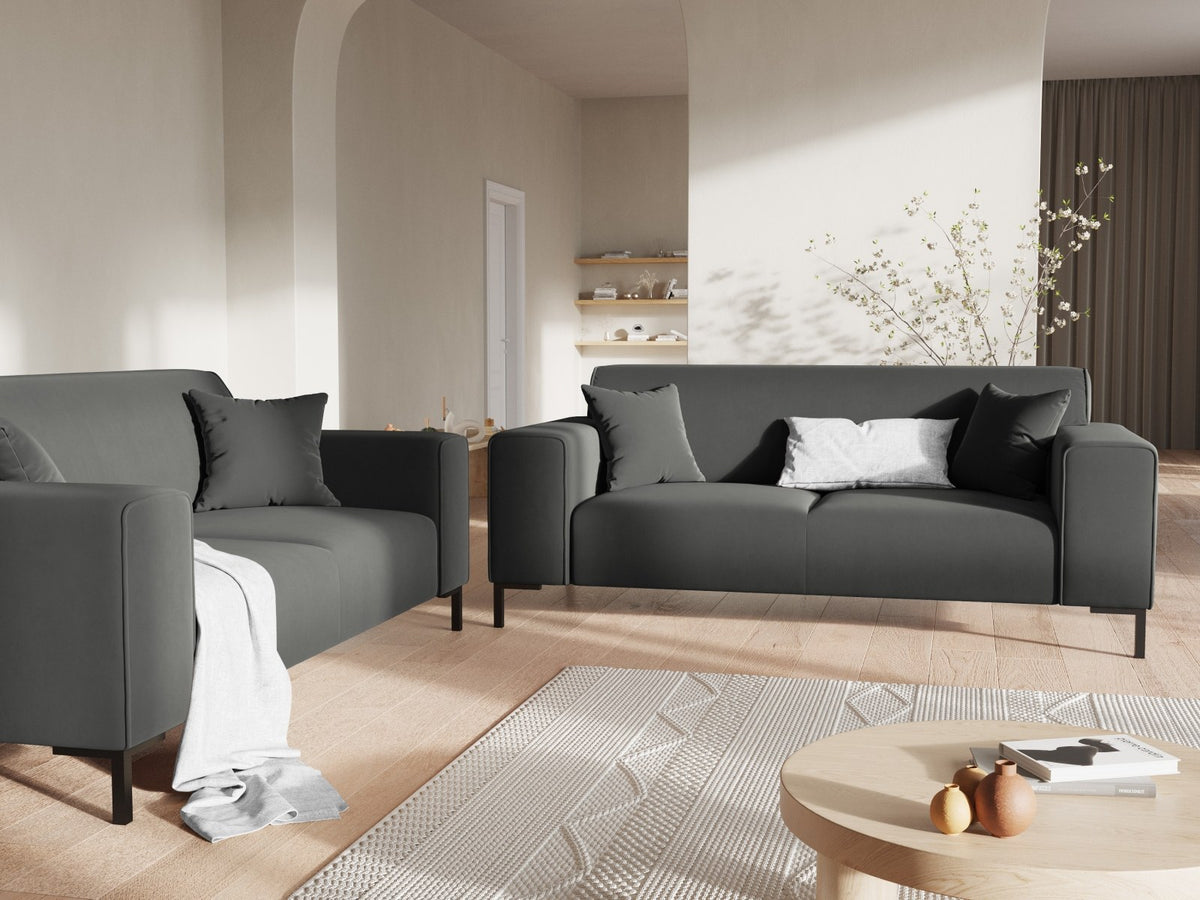Zweisitzer-Sofa Siena in Beige-Salvador-Samt mit schwarzen Kunststoffbeinen, gepolsterter Sitzfläche und niedriger Rückenlehne, Frontansicht.