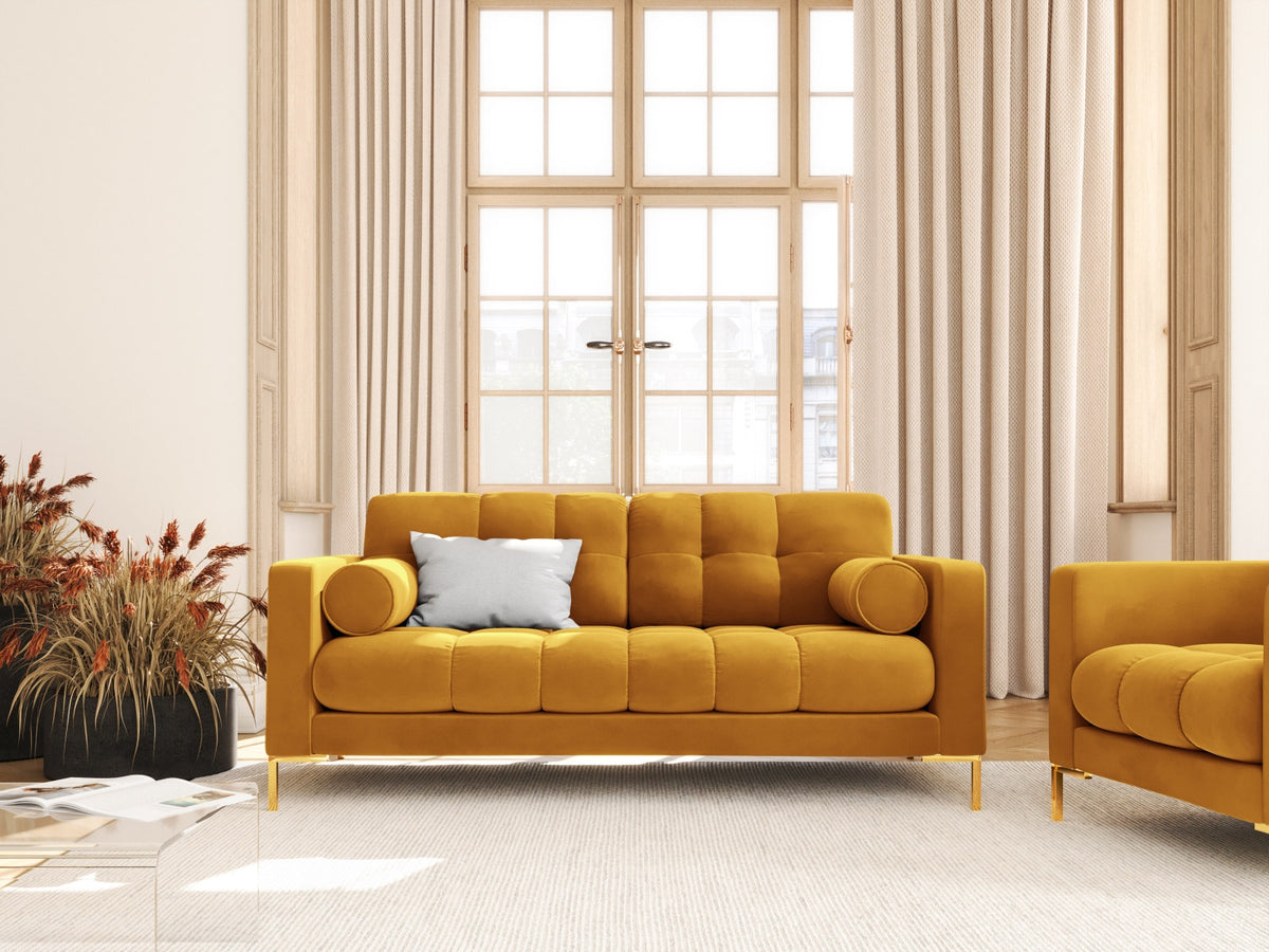 Zweisitziges Sofa Bali mit Stoffbezug, Dekokissen und schlanken Metallbeinen