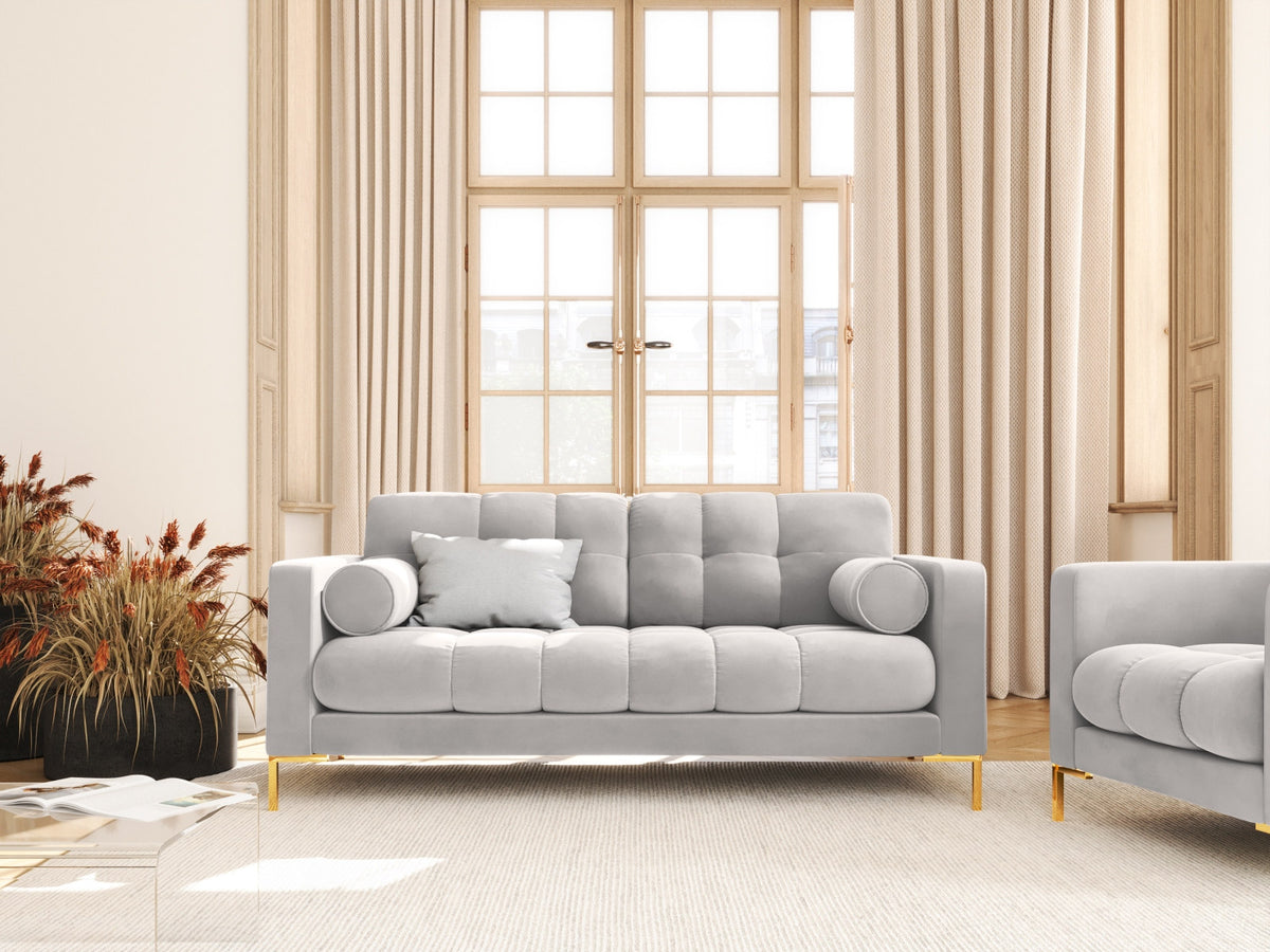 Zweisitziges Sofa Bali mit Stoffbezug, Dekokissen und schlanken Metallbeinen
