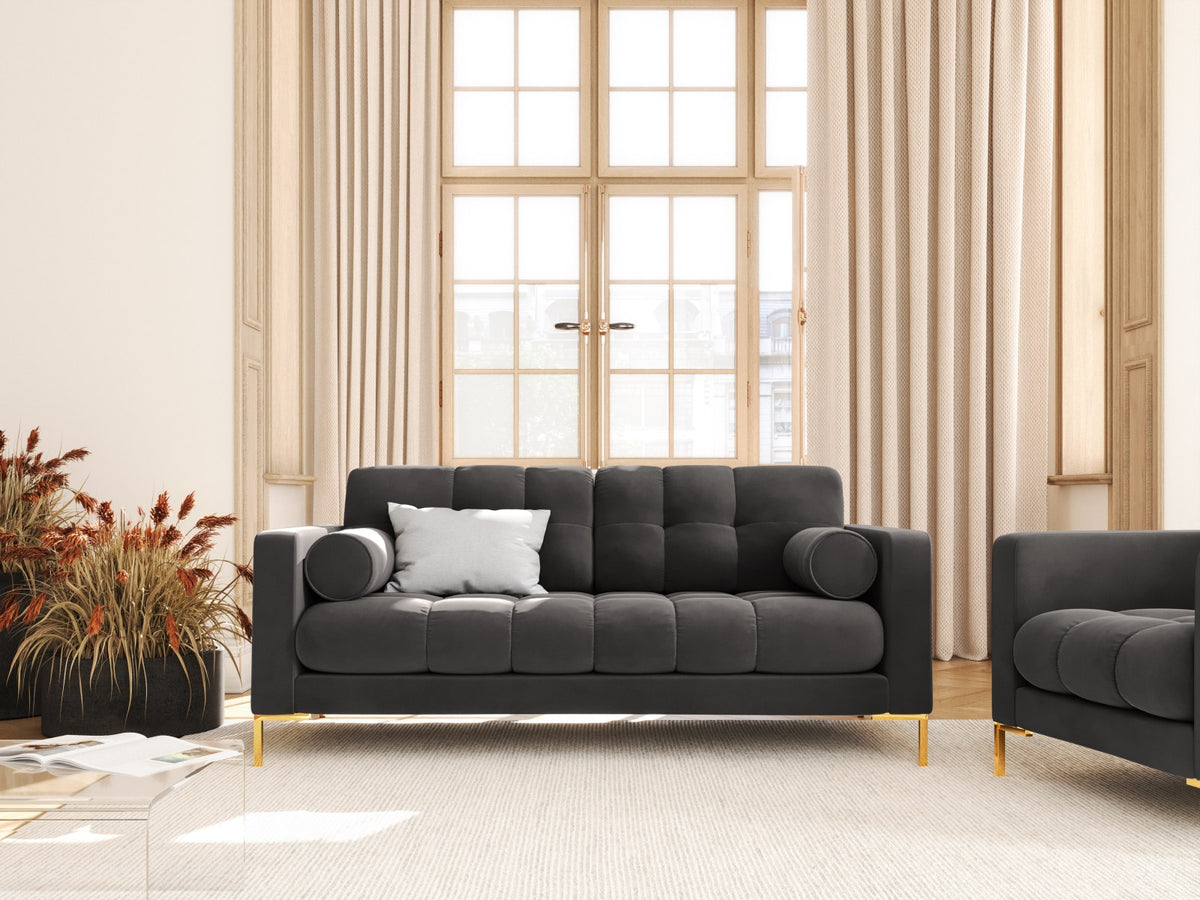 Zweisitziges Sofa Bali mit Stoffbezug, Dekokissen und schlanken Metallbeinen