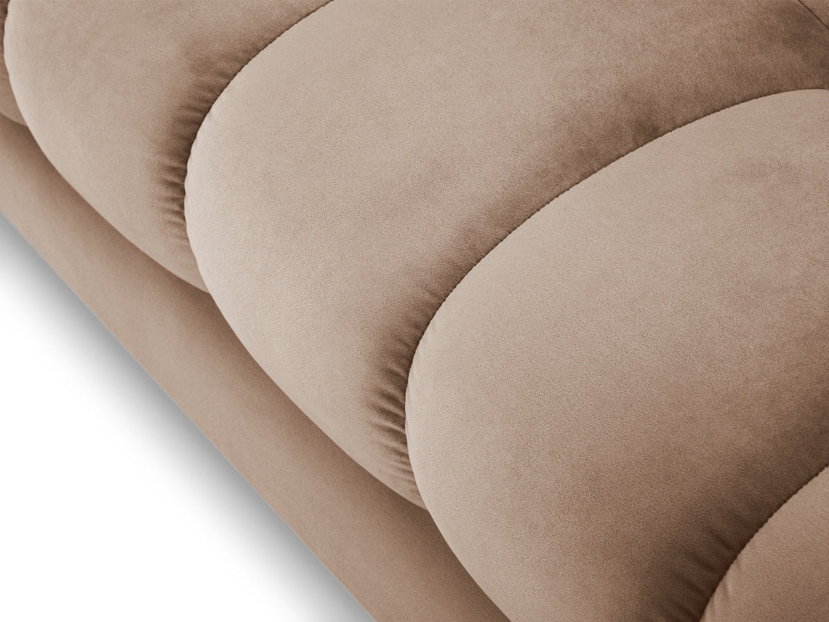 Zweisitziges Sofa Bali mit Stoffbezug, Dekokissen und schlanken Metallbeinen