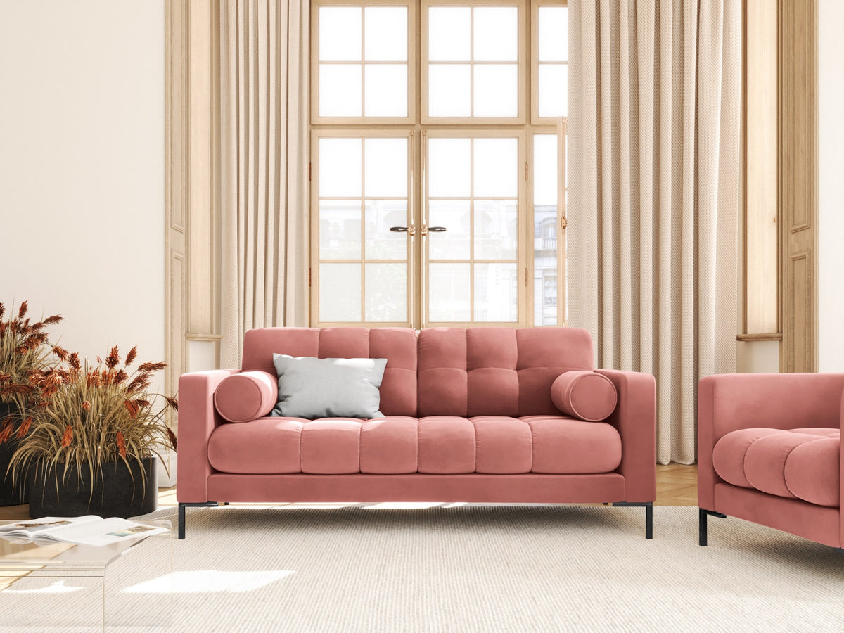 Zweisitziges Sofa Bali mit Stoffbezug, Dekokissen und schlanken Metallbeinen