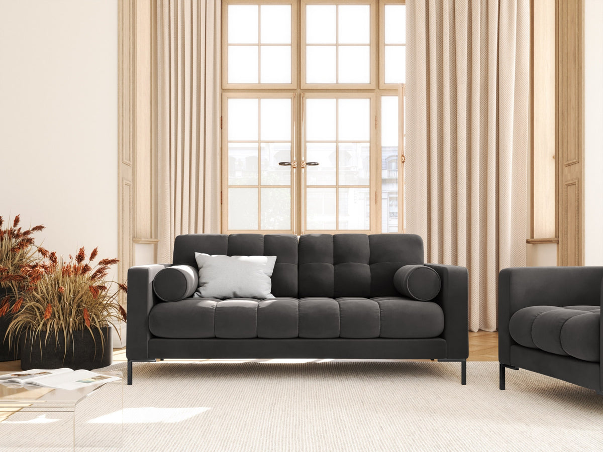 Zweisitziges Sofa Bali mit Stoffbezug, Dekokissen und schlanken Metallbeinen