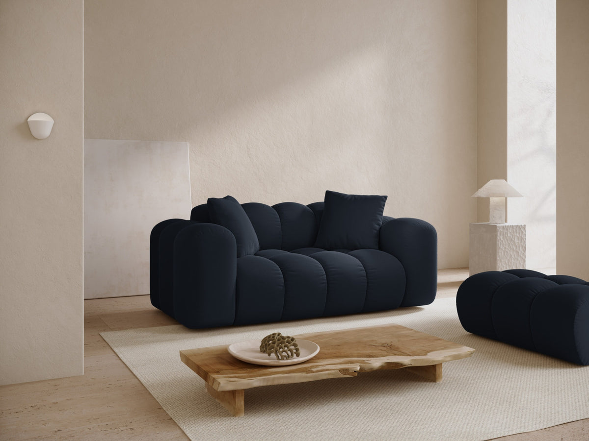 2-Sitzer Sofa Treno in Dark Blue-Bluvel präsentiert im Onlineshop von KAQTU Design AG. 2er Sofa ist von Cosmopolitan Design