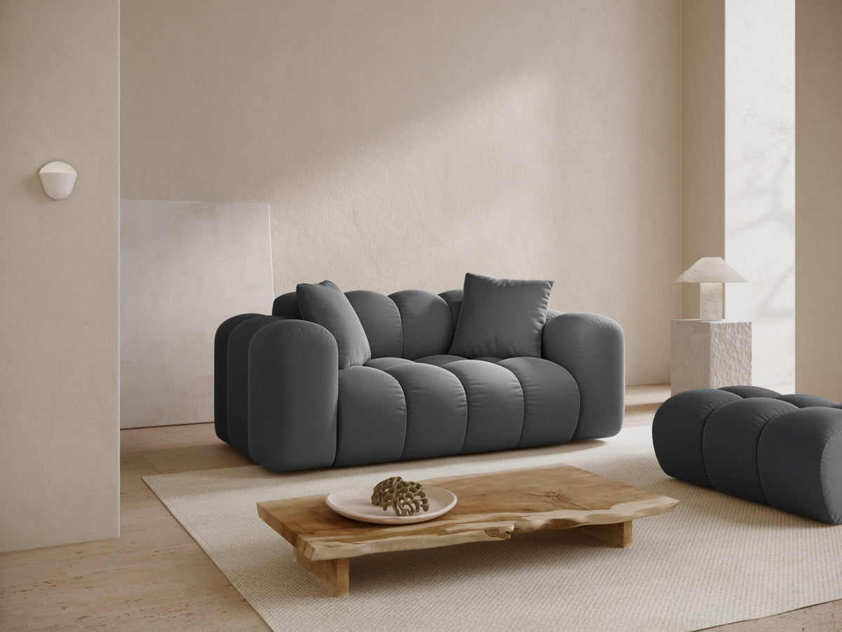 2-Sitzer Sofa Treno in Grey-Bluvel präsentiert im Onlineshop von KAQTU Design AG. 2er Sofa ist von Cosmopolitan Design