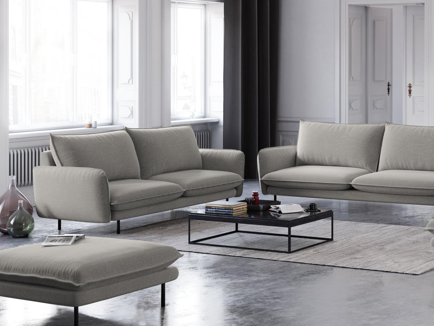 Elegantes 2-Sitzer Sofa "Vienna" in sanftem Hellgrau und Schwarz, ideal für stilvolle Wohnräume. Perfekte Kombination aus Komfort und Design.