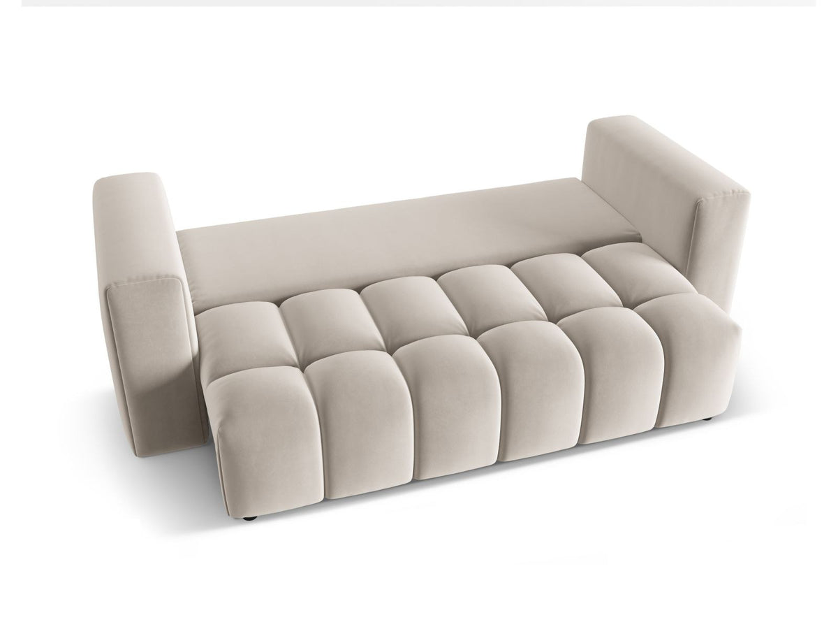 Sandfarbenes Samt-Bettsofa Verona mit drei Sitzplätzen, ausklappbarer Liegefläche, Bettkasten und schwarzen Kunststoffbeinen im Wohnraum.