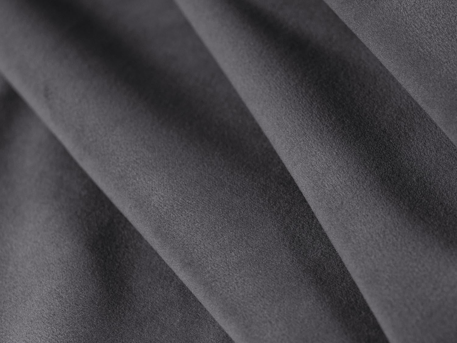 Kemi Velour Sofa mit Schlaffunktion 3 Sitzer in Dark Grey präsentiert im Onlineshop von KAQTU Design AG. Bettsofa ist von Cosmopolitan Design