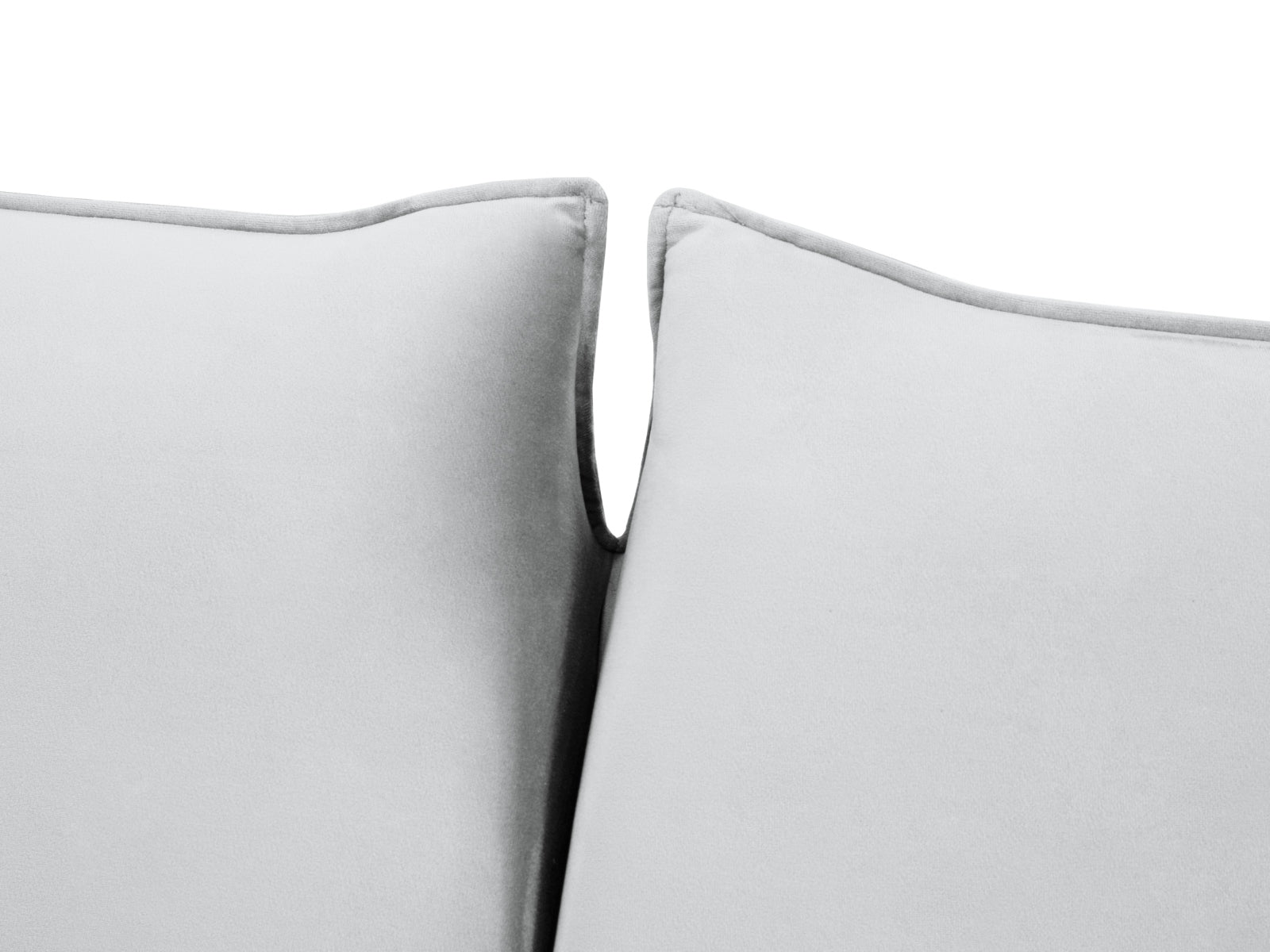 Entdecken Sie das elegante Vienna Velour Sofa mit Schlaffunktion von Cosmopolitan Design – der perfekte 3-Sitzer für stilvolle Wohnräume.