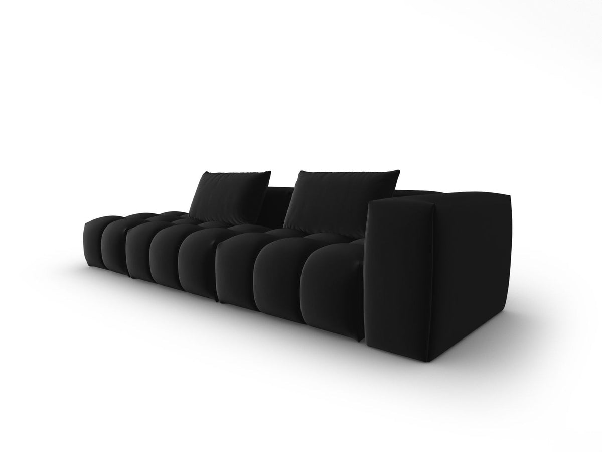 Modulares 4er Sofa Verona mit sandfarbenem Casino-Samtbezug, schwarzen Kunststoffbeinen und geradliniger Rückenlehne, Ansicht von links.