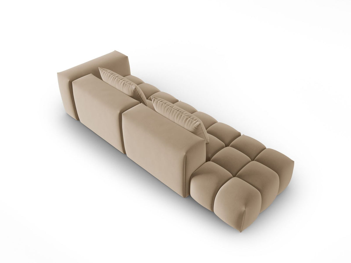Modulares 4er Sofa Verona mit sandfarbenem Casino-Samtbezug, schwarzen Kunststoffbeinen und geradliniger Rückenlehne, Ansicht von links.