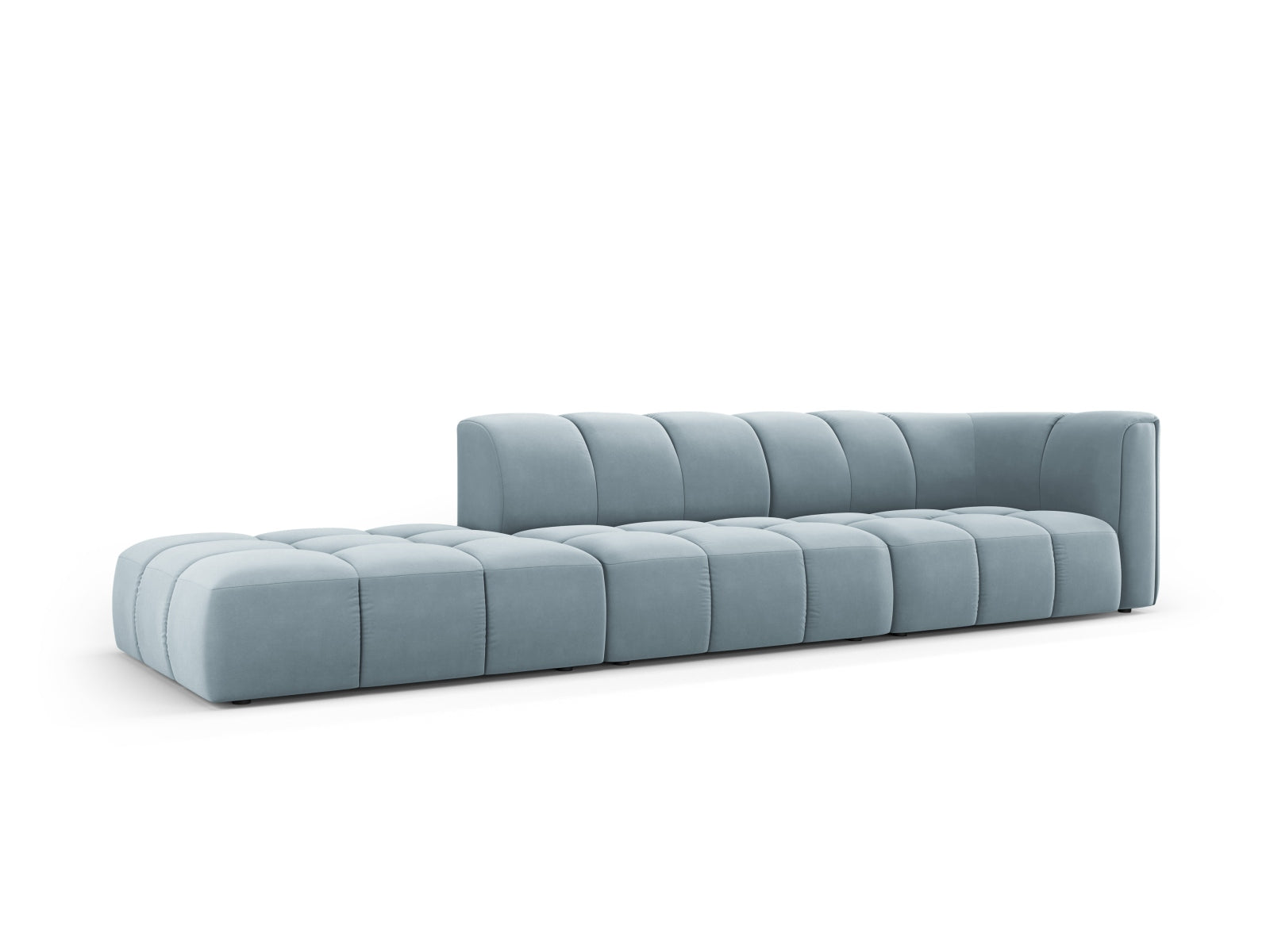 Elegantes 4-Sitzer Sofa Moritz in sanftem Hellblau, ideal für moderne Wohnräume, erhältlich bei KAQTU Design AG.