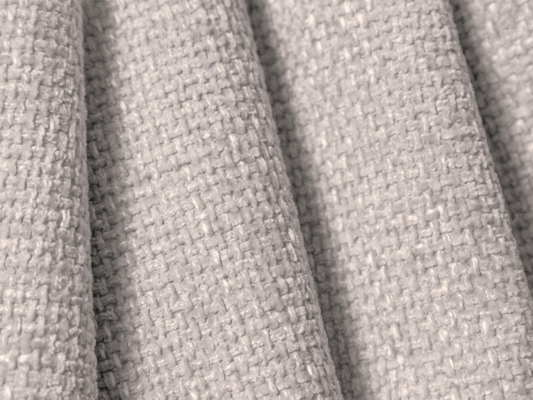 Modernes 3-Sitzer Sofa Matera in sanftem Grau, perfekt für gemütliche Abende und stilvolle Einrichtung, erhältlich bei Cosmopolitan Design.