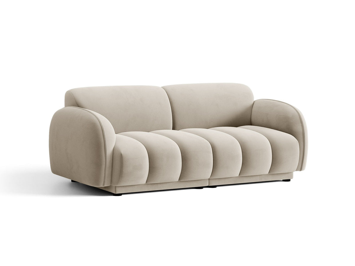 Beige-farbenes 3-Sitzer Sofa mit Samtbezug, schwarzen Kunststoffbeinen und gepolsterter Rückenlehne, Massivholzrahmen, moderne Form.