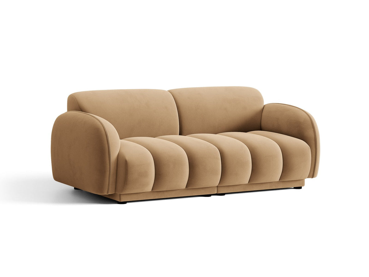 Beige-farbenes 3-Sitzer Sofa mit Samtbezug, schwarzen Kunststoffbeinen und gepolsterter Rückenlehne, Massivholzrahmen, moderne Form.