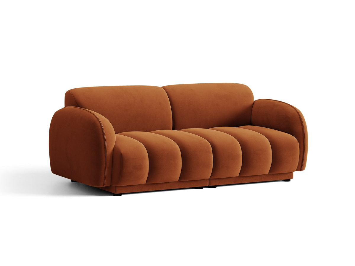 Beige-farbenes 3-Sitzer Sofa mit Samtbezug, schwarzen Kunststoffbeinen und gepolsterter Rückenlehne, Massivholzrahmen, moderne Form.