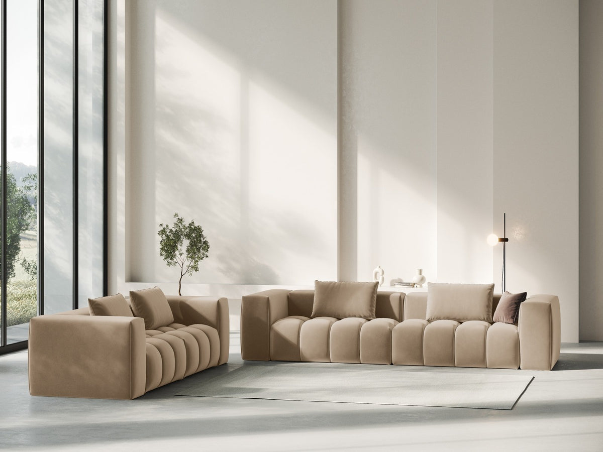 Modulares 3er Sofa Verona in Sand-Casino Samtstoff mit Massivholzrahmen und schwarzen Kunststoffbeinen, Cosmopolitan Design.