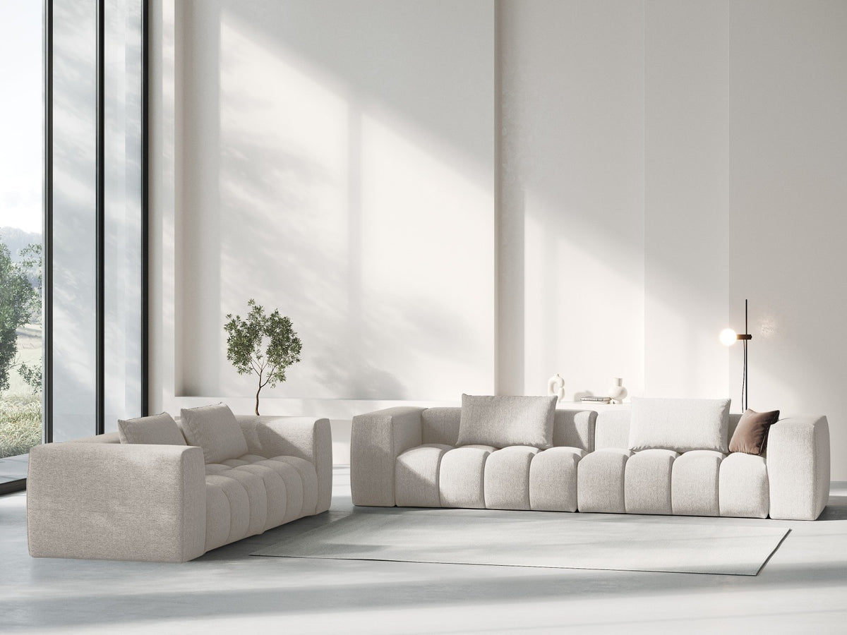 Modulares 3-Sitzer Sofa Verona in Beige mit Sorella-Stoffbezug, schwarzen Kunststoffbeinen und massivem Holzrahmen, Ansicht von vorne.