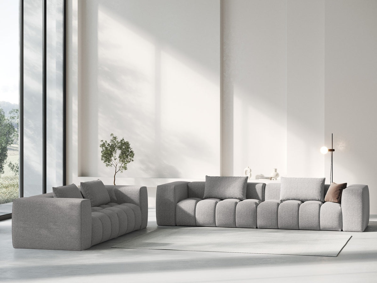 Modulares 3-Sitzer Sofa Verona in Beige mit Sorella-Stoffbezug, schwarzen Kunststoffbeinen und massivem Holzrahmen, Ansicht von vorne.