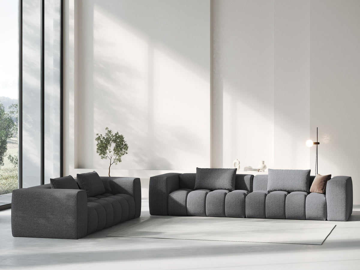 Modulares 3-Sitzer Sofa Verona in Beige mit Sorella-Stoffbezug, schwarzen Kunststoffbeinen und massivem Holzrahmen, Ansicht von vorne.