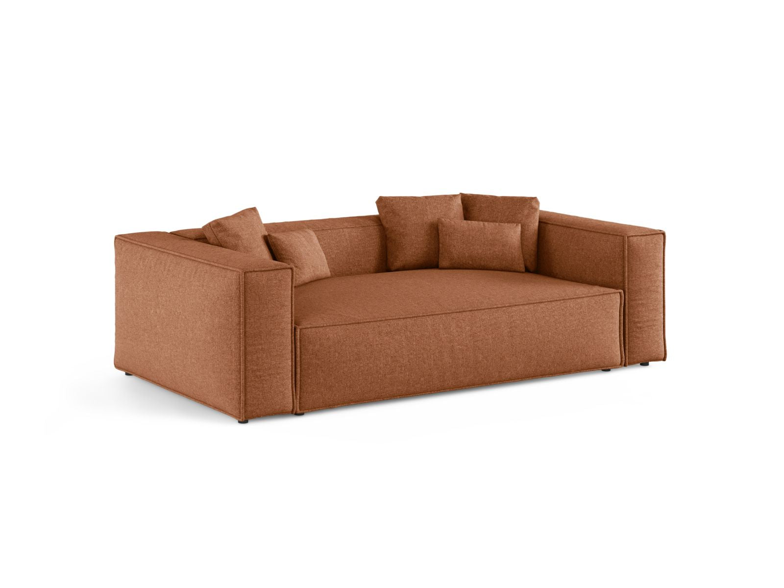 Elegantes 3-Sitzer Sofa Aveiro in warmem Brick-Eden, ideal für stilvolle Wohnräume, erhältlich bei KAQTU Design AG.