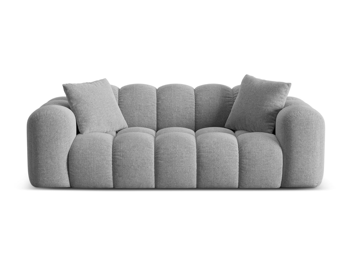 3er Sofa Treno mit Stoffbezug, schwarzen Kunststoffbeinen und flacher Rückenlehne
