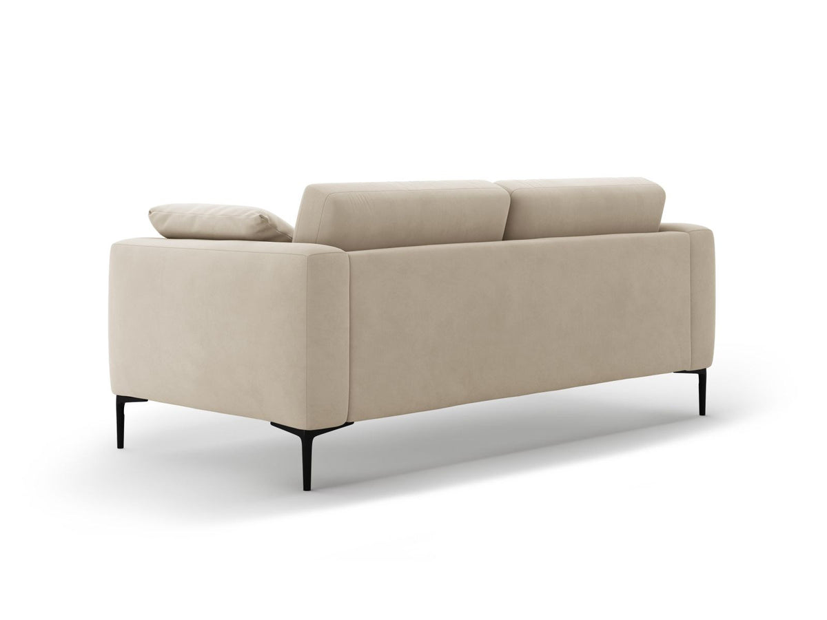 3er Sofa Lazio von Cosmopolitan Design mit Veloursstoff-Bezug in Beige-Salvador, Massivholzrahmen und schwarzen Metallbeinen aus Stahl.