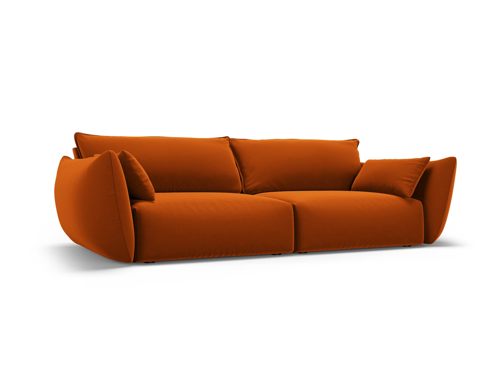Elegantes 3-Sitzer Sofa Matera in warmem Terracotta, ideal für stilvolle Wohnräume, präsentiert von Cosmopolitan Design.
