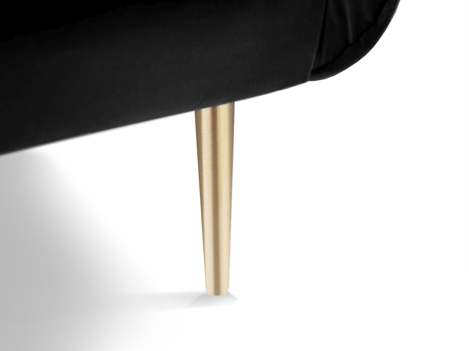 Stilvolles 3-Sitzer Sofa aus hochwertigem Velours von Cosmopolitan Design. Perfekt für kompakte Räume, vereint es Komfort und Eleganz.