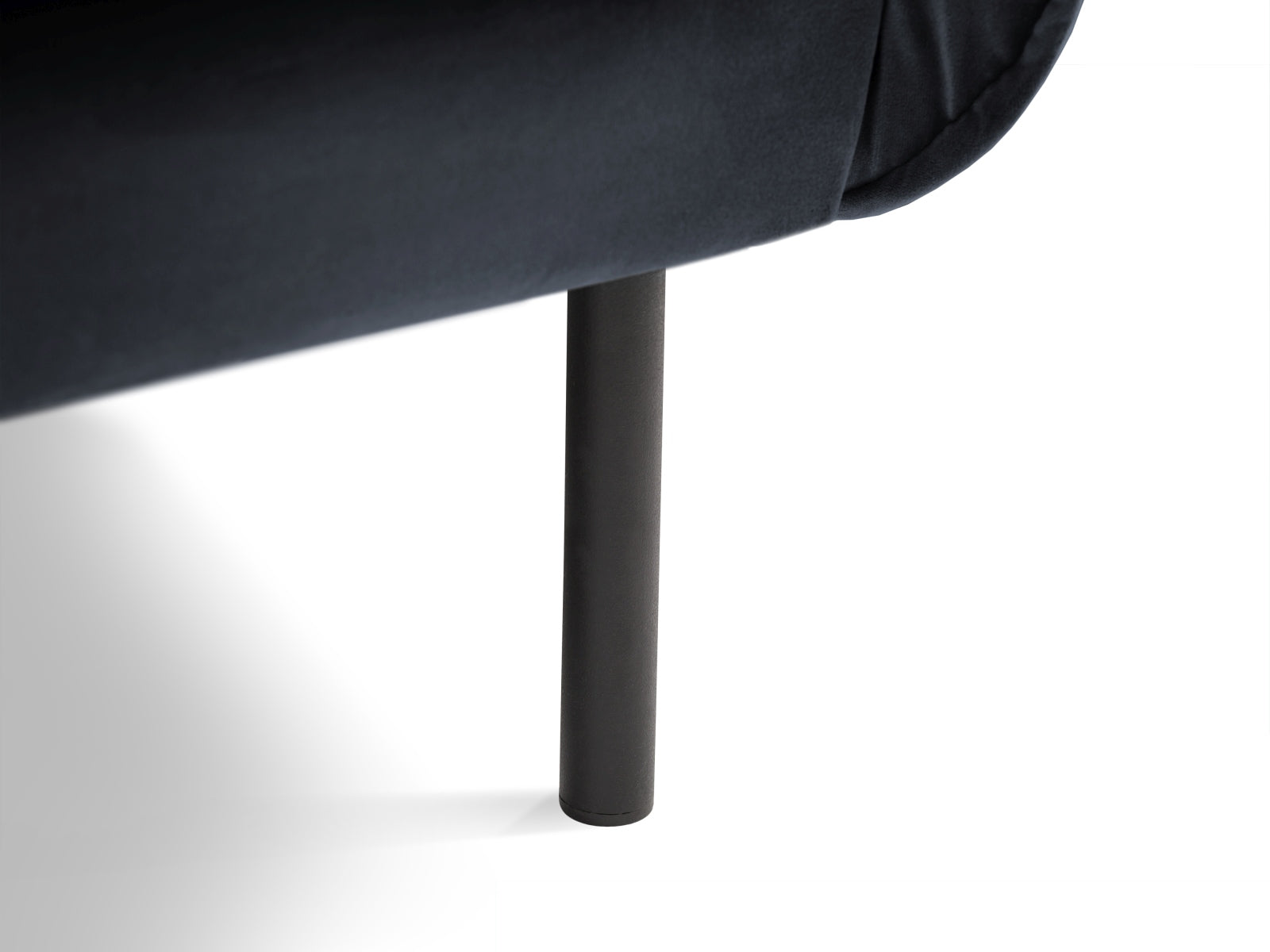 Stilvolles 3-Sitzer Sofa aus hochwertigem Velours von Cosmopolitan Design. Perfekt für kompakte Räume, vereint es Komfort und Eleganz.
