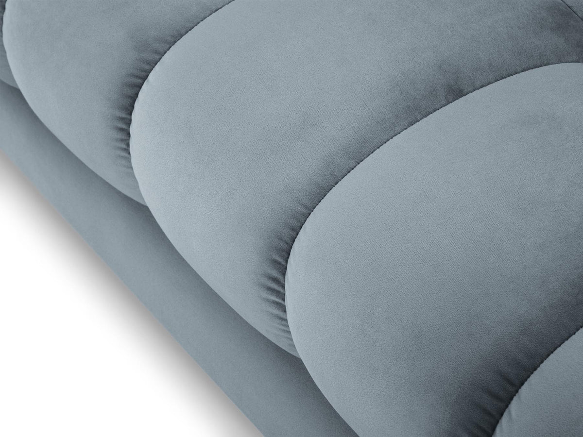 3-Sitzer Sofa Bali in Light Blue-Bluvel präsentiert im Onlineshop von KAQTU Design AG. 3er Sofa ist von Cosmopolitan Design