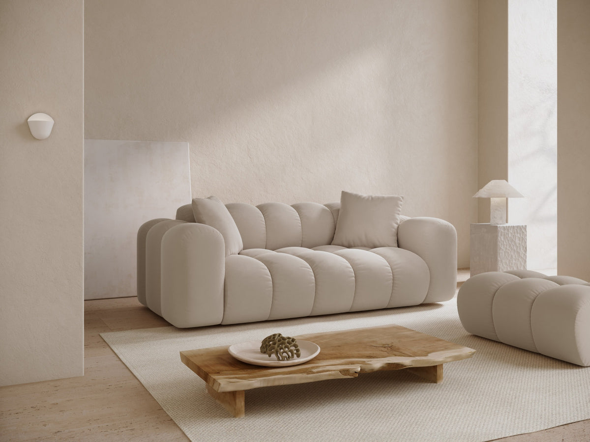 3er Sofa Treno mit Stoffbezug, schwarzen Kunststoffbeinen und flacher Rückenlehne