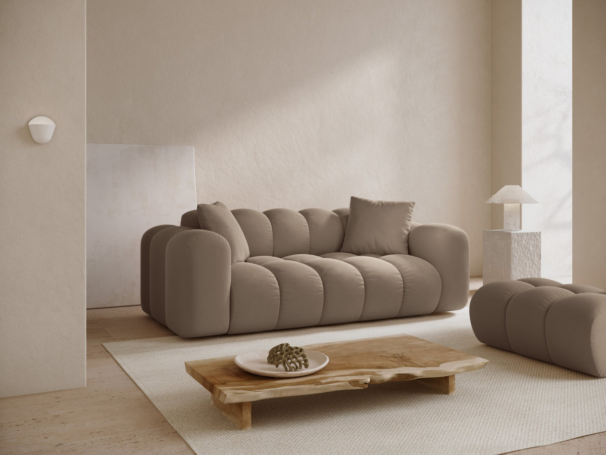 3er Sofa Treno mit Stoffbezug, schwarzen Kunststoffbeinen und flacher Rückenlehne