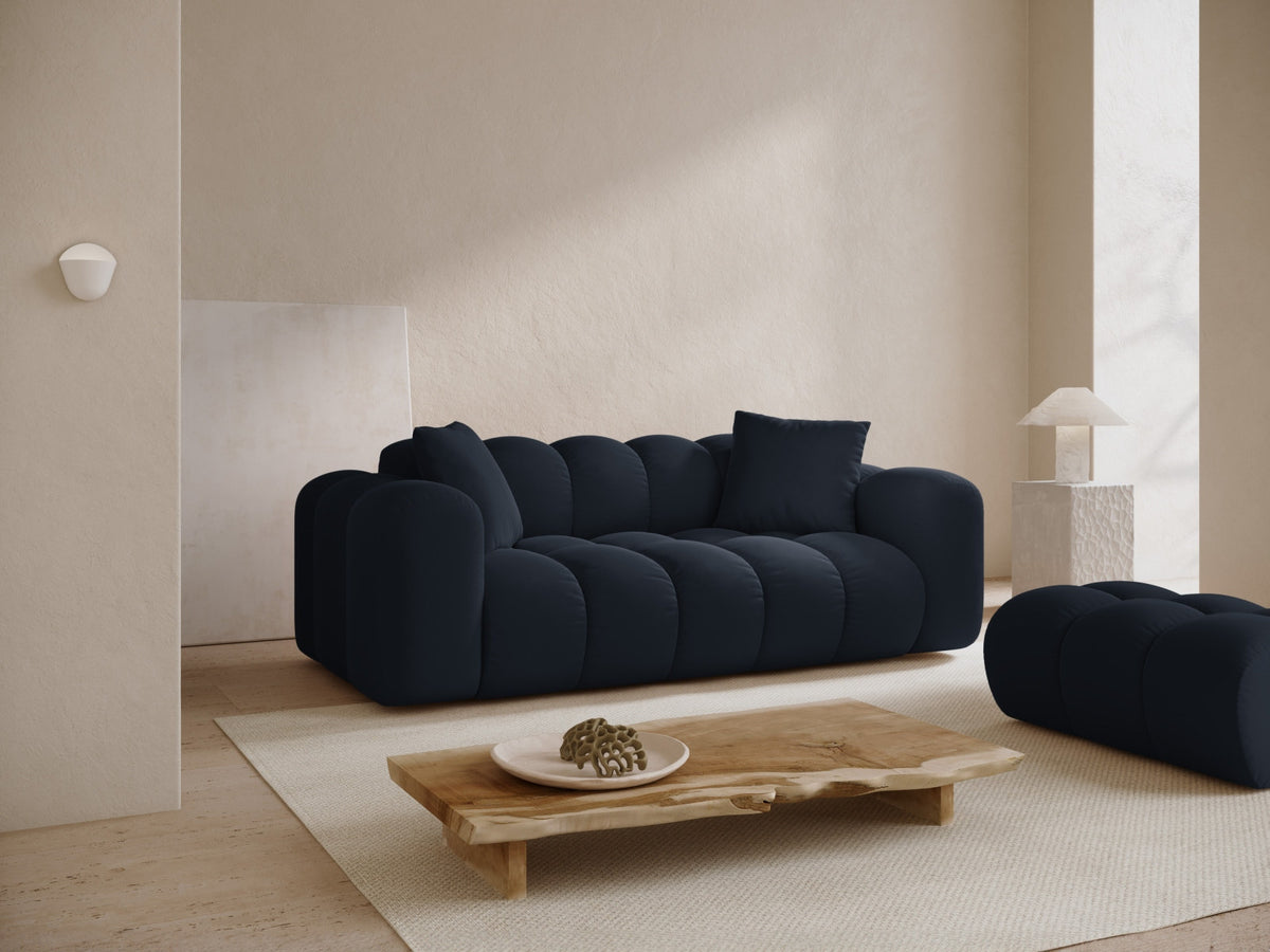 3er Sofa Treno mit Stoffbezug, schwarzen Kunststoffbeinen und flacher Rückenlehne