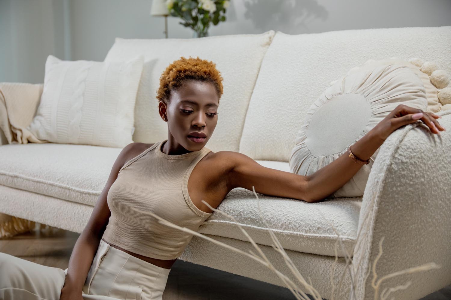 Erleben Sie das elegante Vienna Boucle Sofa 3 Sitzer von Cosmopolitan Design – perfekt für stilvolle Akzente und entspannte Stunden in jedem Zuhause.