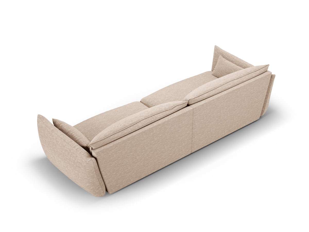 Sofa Matera, 4er Sofa mit Stoffbezug, geneigter Rückenlehne und schwarzen Kunststoffbeinen