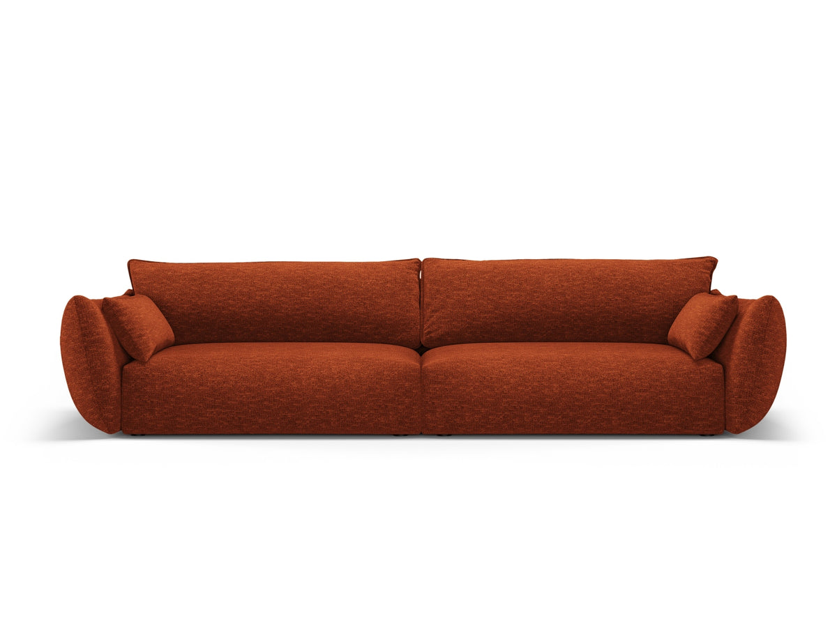 Sofa Matera, 4er Sofa mit Stoffbezug, geneigter Rückenlehne und schwarzen Kunststoffbeinen
