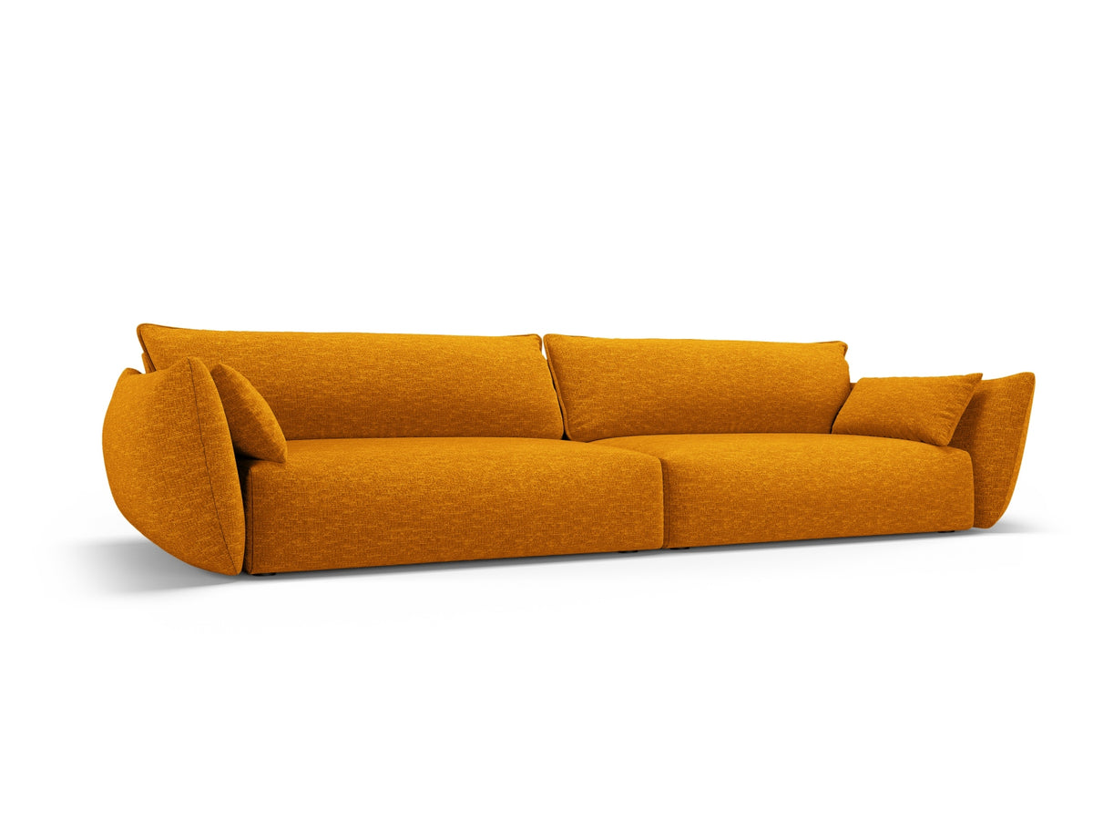 Sofa Matera, 4er Sofa mit Stoffbezug, geneigter Rückenlehne und schwarzen Kunststoffbeinen