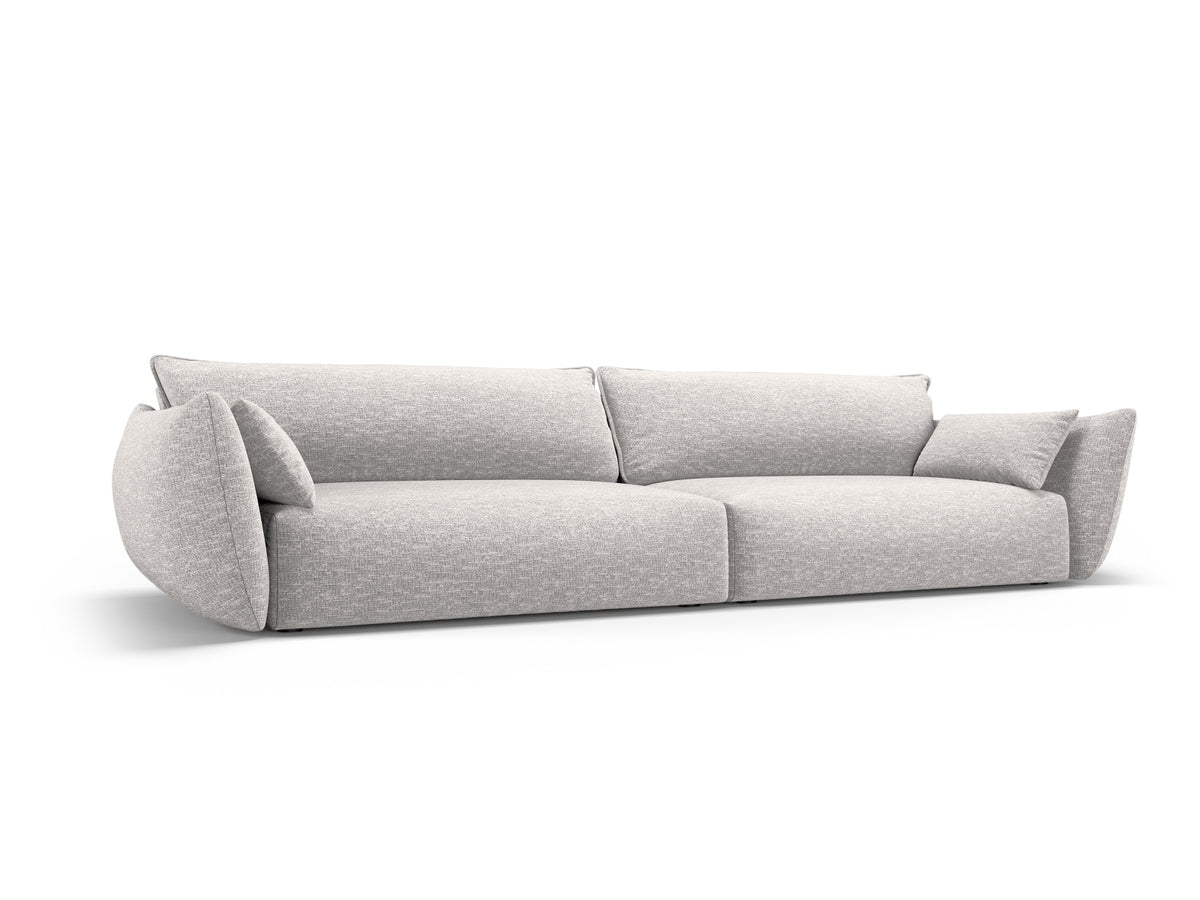 Sofa Matera, 4er Sofa mit Stoffbezug, geneigter Rückenlehne und schwarzen Kunststoffbeinen